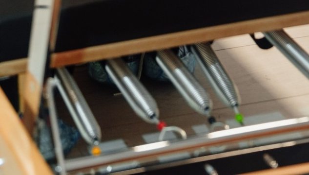 Molas do reformer de perto, com ganchos vermelho, amarelo e verde